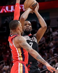 九游娱乐官方网站-NBA重大漏判！漏吹火箭关键时刻发球违例：杜兰特接球制胜一击